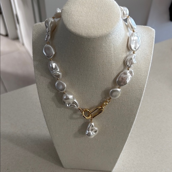 Jewelry - Brand New Elegant Pearl Necklace with Gold Accents